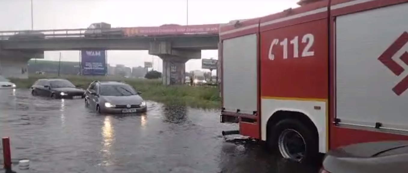 Parcarea unui mall din Cluj, inundată în urma ploii torențiale. Mai multe mașini și persoane au rămas blocate