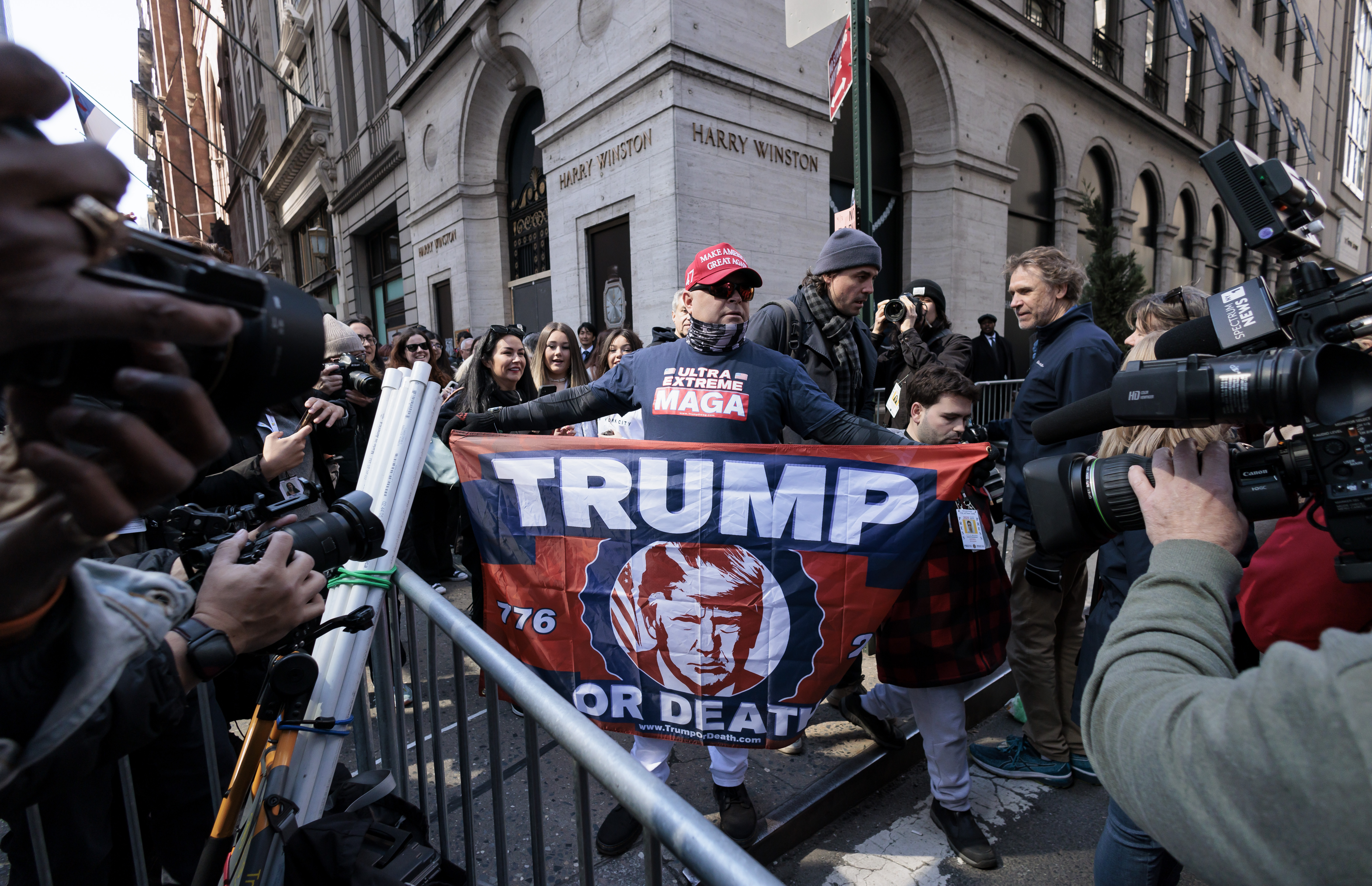 Donald Trump se predă astăzi în fața instanței din New York. Măsuri sporite de securitate, în așteptarea unor proteste de amploare