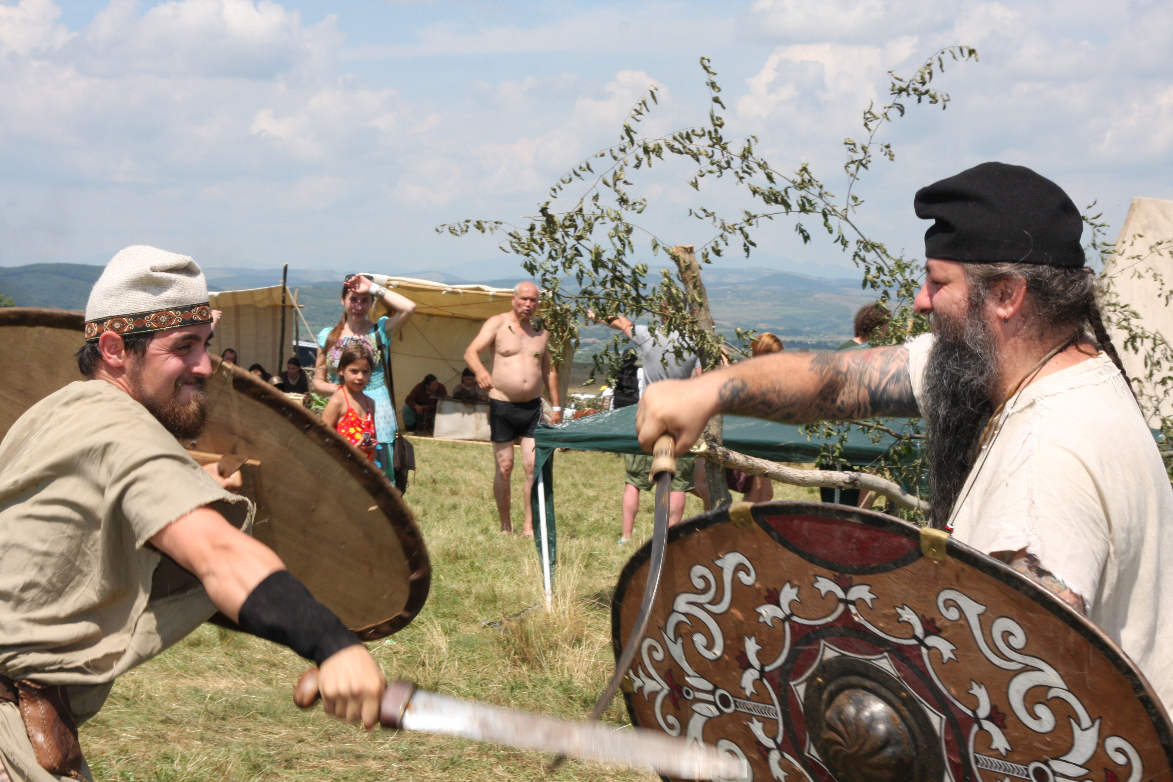 Bijuterii din dinți de nutrie la unicul festival celtic din Europa de Est | GALERIE FOTO