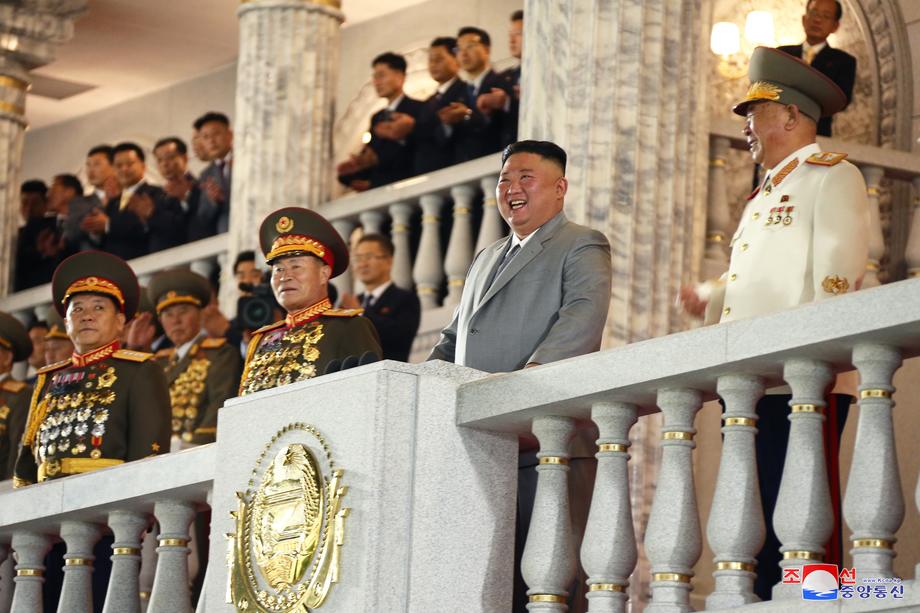 Paradă militară cu surprize în Coreea de Nord. Kim Jong-un a prezentat o rachetă balistică uriașă