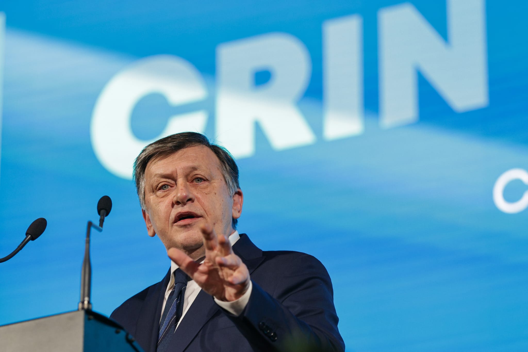 Ce nu s-a văzut la TV la „ungerea” lui Crin Antonescu drept prezidențiabil: atacuri în rafală la adresa lui Georgescu și jocuri de culise pentru împărțirea funcțiilor din Executiv