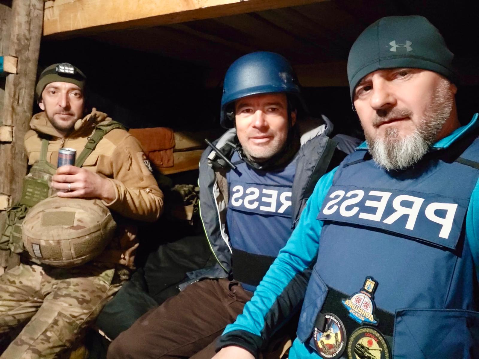 Cum se trăiește pe frontul din Ucraina. Relatările lui Alex Costache, jurnalistul TVR care a mers de 13 ori în mijlocul războiului: „Se auzeau obuzele cum vâjâiau în aer. Cădeau la 500 de metri de locul unde ne aflam”