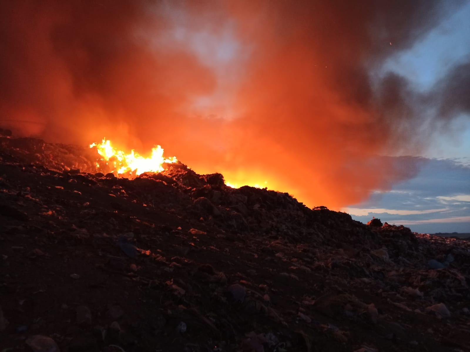 Incendiu la groapa de gunoi din Arad. Mesaj Ro-Alert emis de ISU