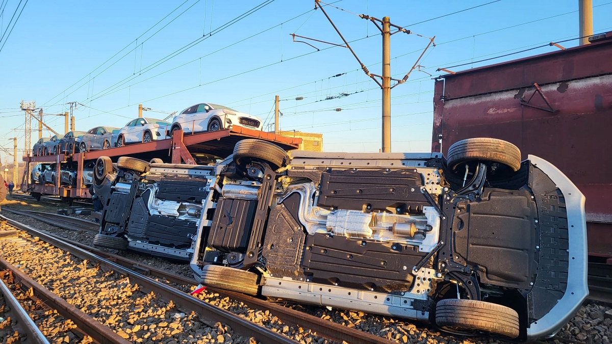 Imagini cu mașinile căzute pe șine, după accidentul de la Roșiori. Trenul marfar, lovit de un tren cu pasageri