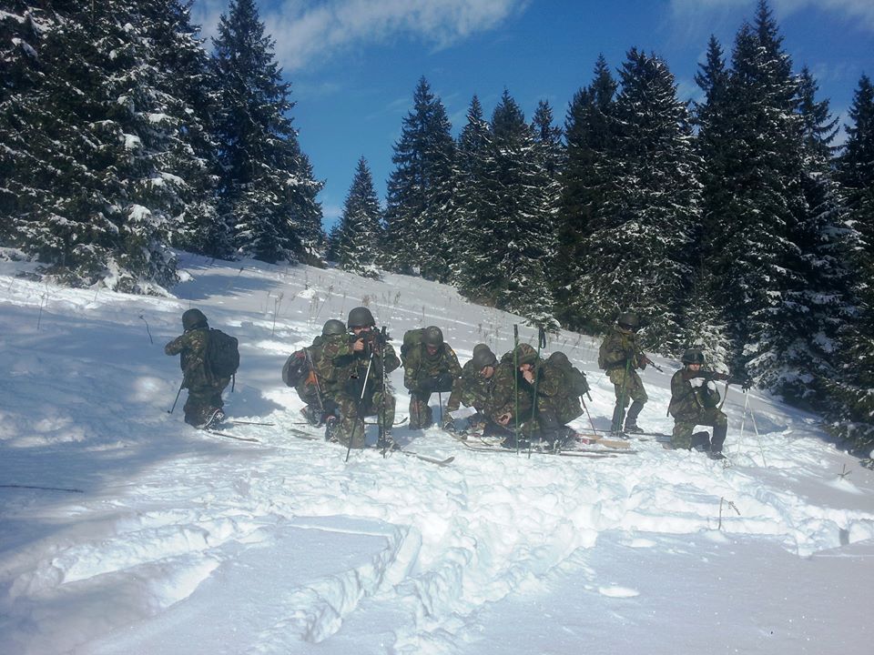 Viaţă de militar la - 20 de grade! Vânătorii de munte ne învaţă cum să ne construim propriul „hotel de gheaţă”