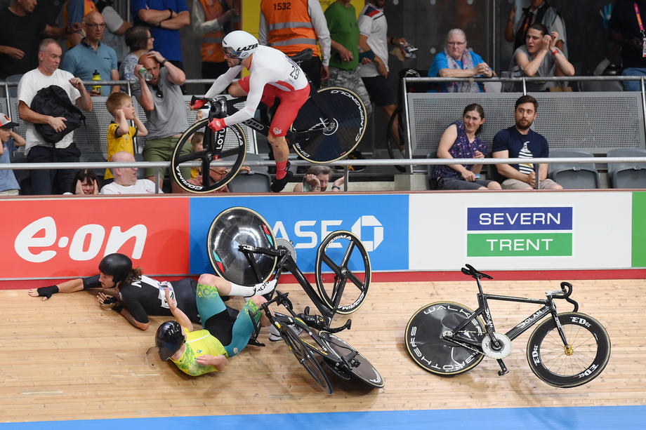 Un ciclist britanic a zburat în tribună, după un accident teribil pe velodrom, la Jocurile Commonwealth. Trei sportivi sunt în spital, doi spectatori au fost răniți