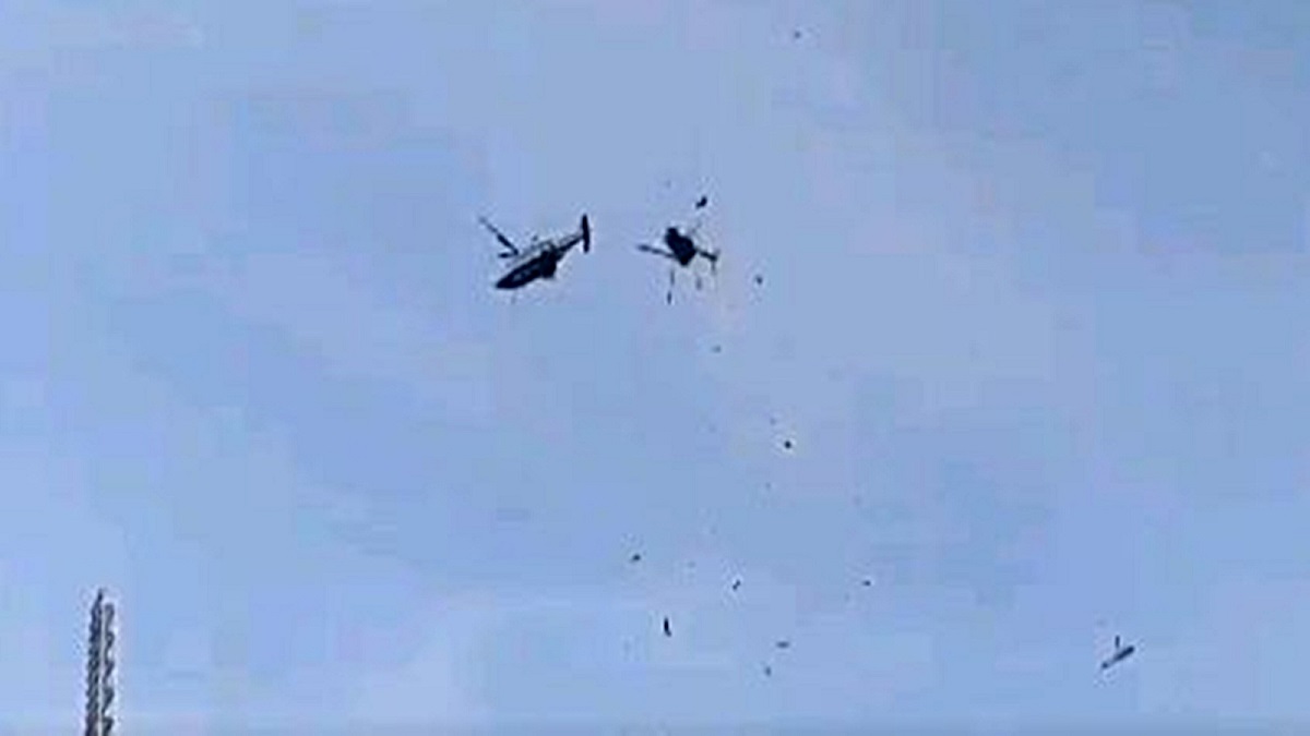 Momentul în care două elicoptere ale marinei malaysiene se ciocnesc în aer. Zece militari au murit | VIDEO