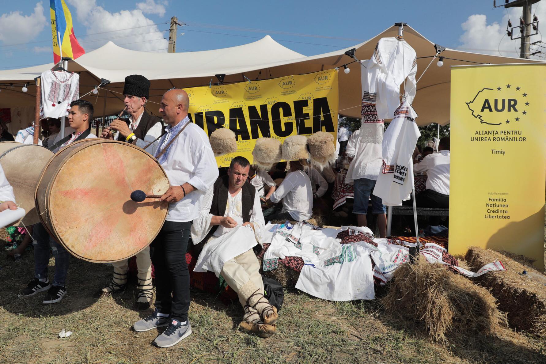 FOTO. Nunta lui George Simion, văzută de la fața locului. Câteva sute de oameni au rezistat în fața scenei, petrecerea a continuat până la 7 dimineața