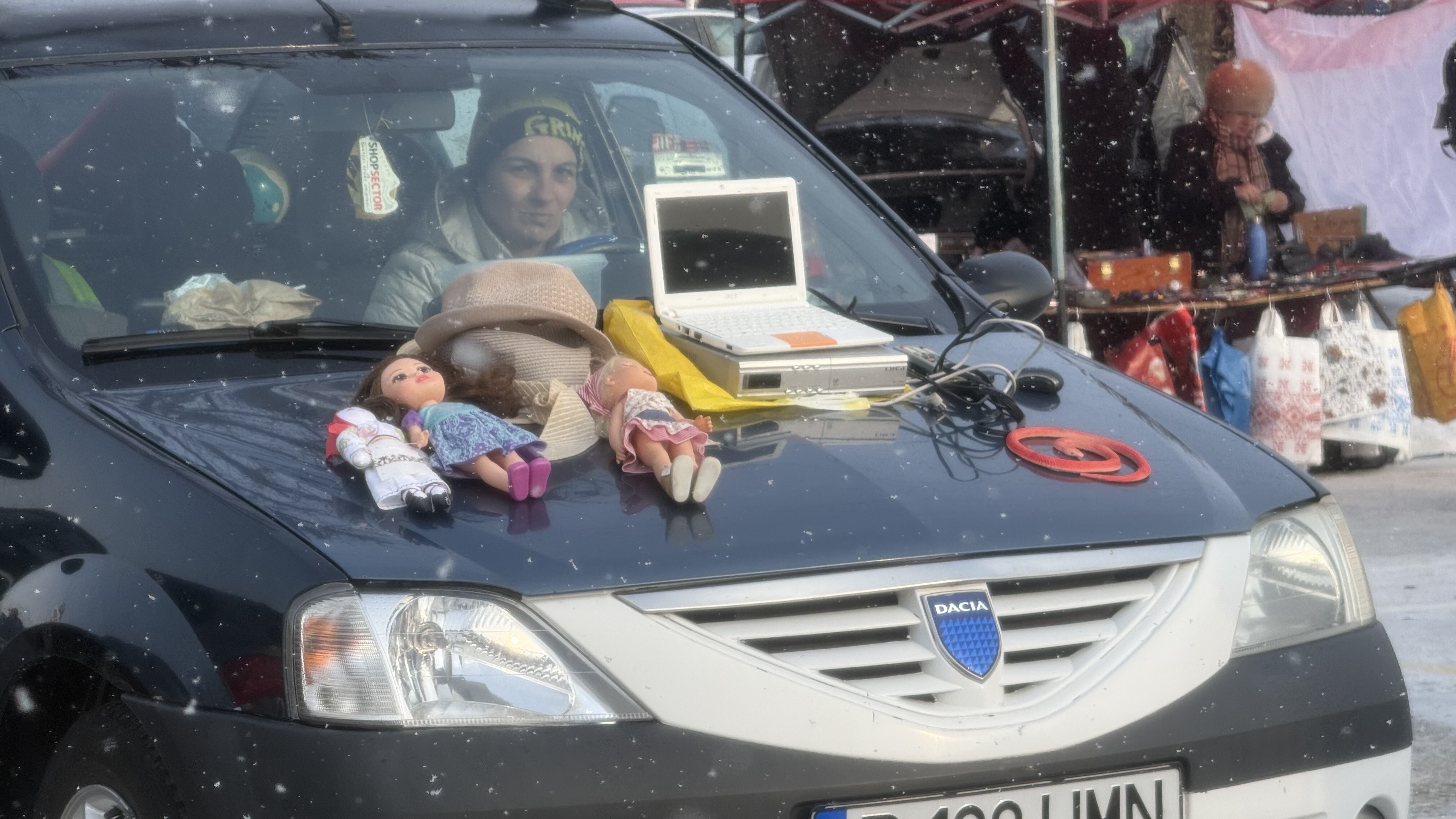 „Sacourile au fost ale soțului. A murit acum doi ani. Pensia mea nu ajunge”. Poveștile neștiute ale pensionarilor din București care vând ce mai găsesc prin casă