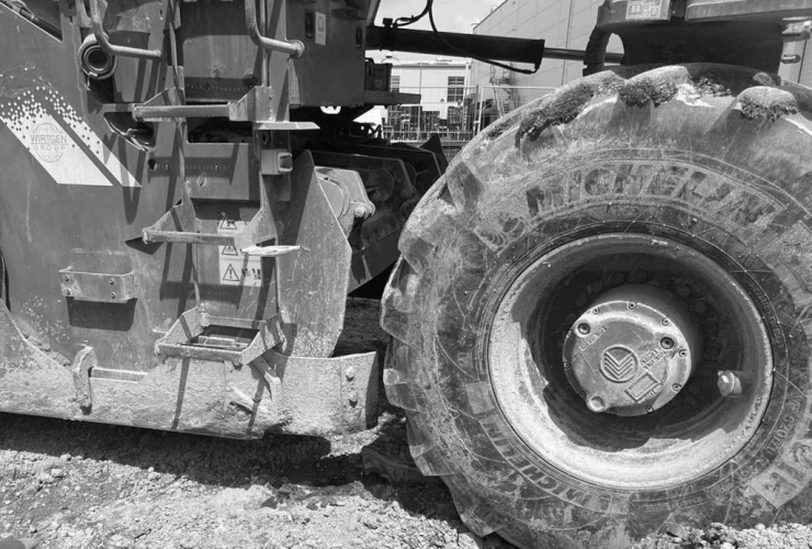 Gigantikus munkagép hajtott át egy munkás lábán Mosonszolnokon: fotón a hős rendőrök, akik megmentették a férfi életét