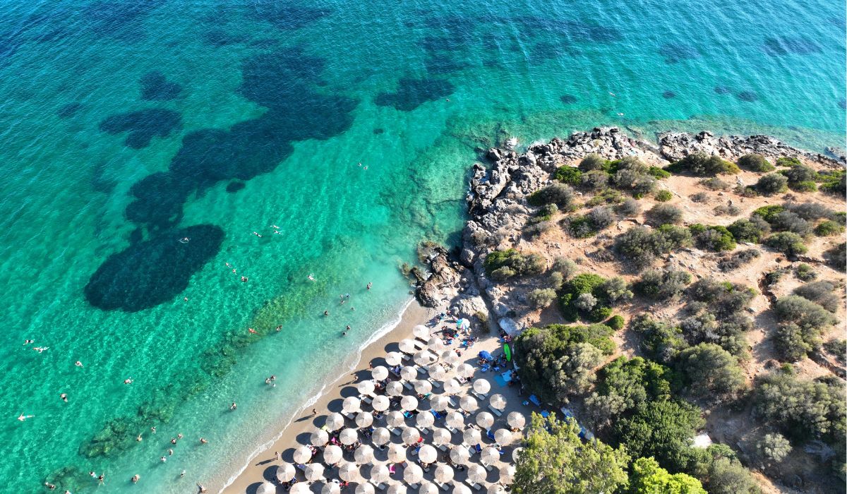 Locația din Grecia care arată ca Santorini, dar este mult mai ieftin. Paradisul ascuns cu plaje de aur unde trebuie să ajungi în 2026