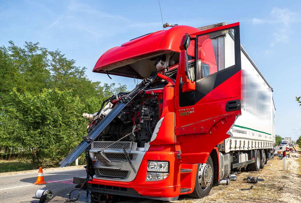 Șofer român de TIR, scăpat miraculos cu viață dintr-un accident violent. Cabina a fost distrusă complet pe o autostradă din Ungaria