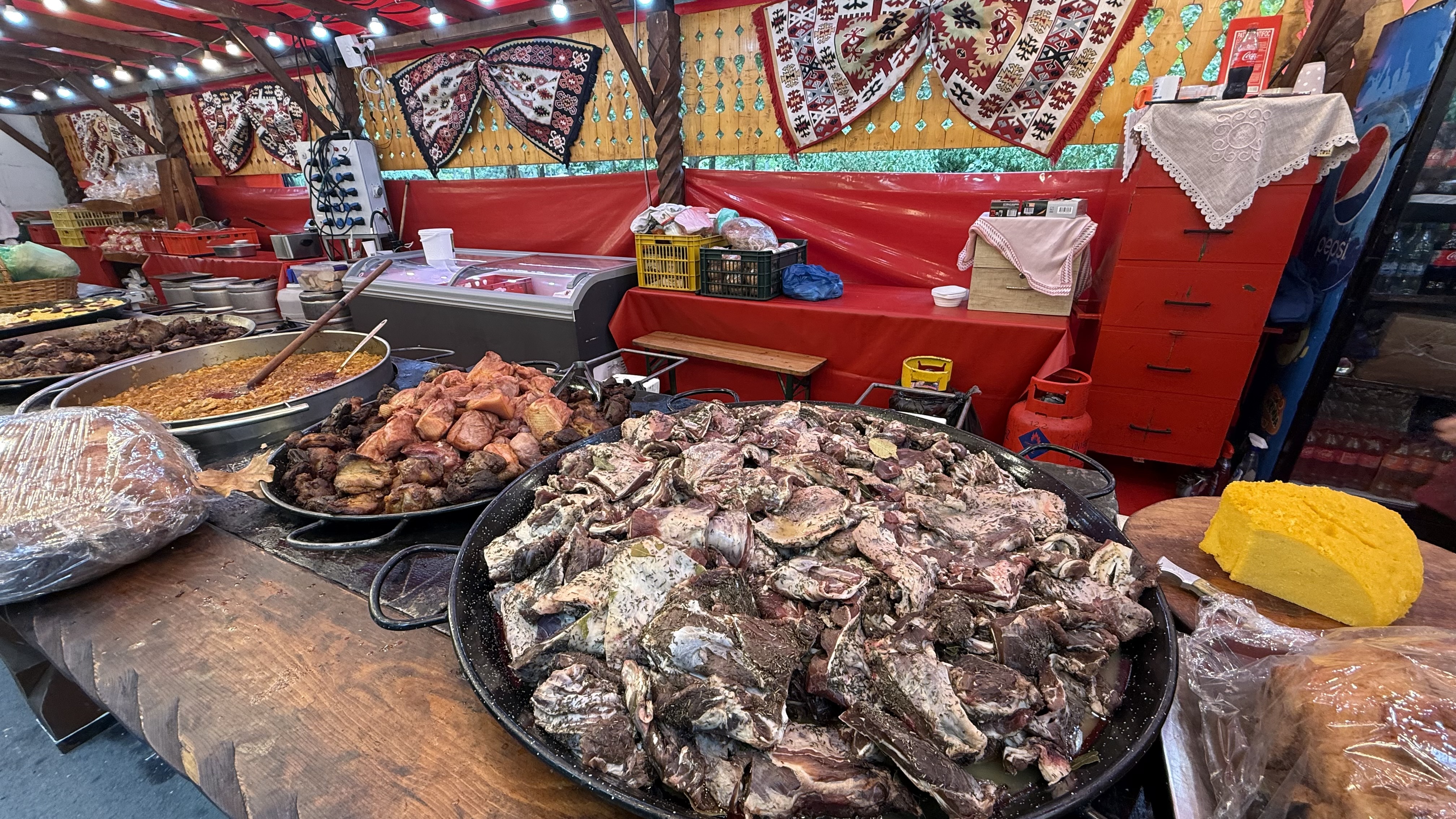 Cât costă o sută de grame de pastramă de berbecuț la un târg de toamnă? „Scumpă, dom’le! Dă-o dracului de treabă”