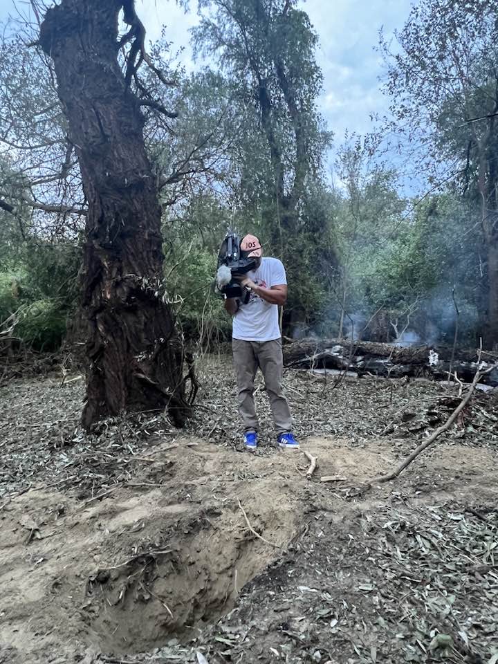 Imagini din locul unde au fost găsite, joi, resturile de dronă rusească pe teritoriul României: copaci carbonizați și cratere