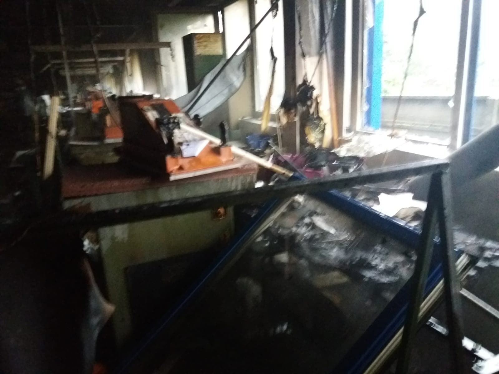FOTO/ Incendiu la o fabrică de încălţăminte din Hărman, judeţul Braşov. Focul se întinde pe o suprafaţă de 800 de metri pătrați