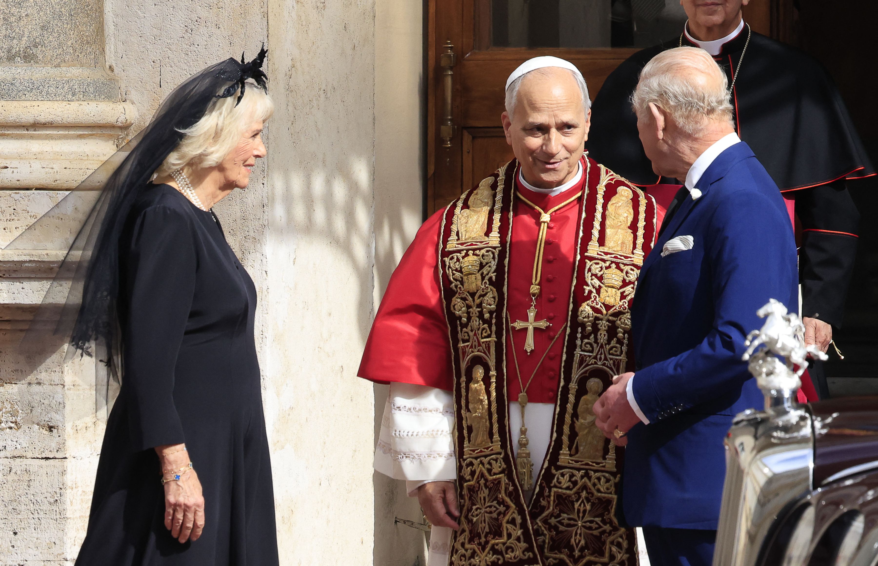 Cum a apărut regina Camilla la Vatican. Regele Charles și Papa Leon s-au rugat împreună în Capela Sixtină