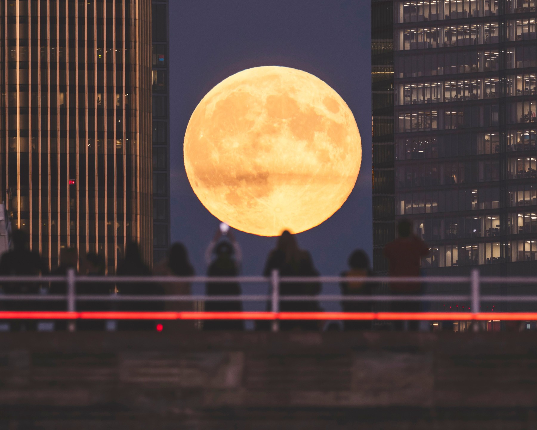 Imagini unice cu Luna Vânătorului, cea mai mare și mai strălucitoare superlună din 2024