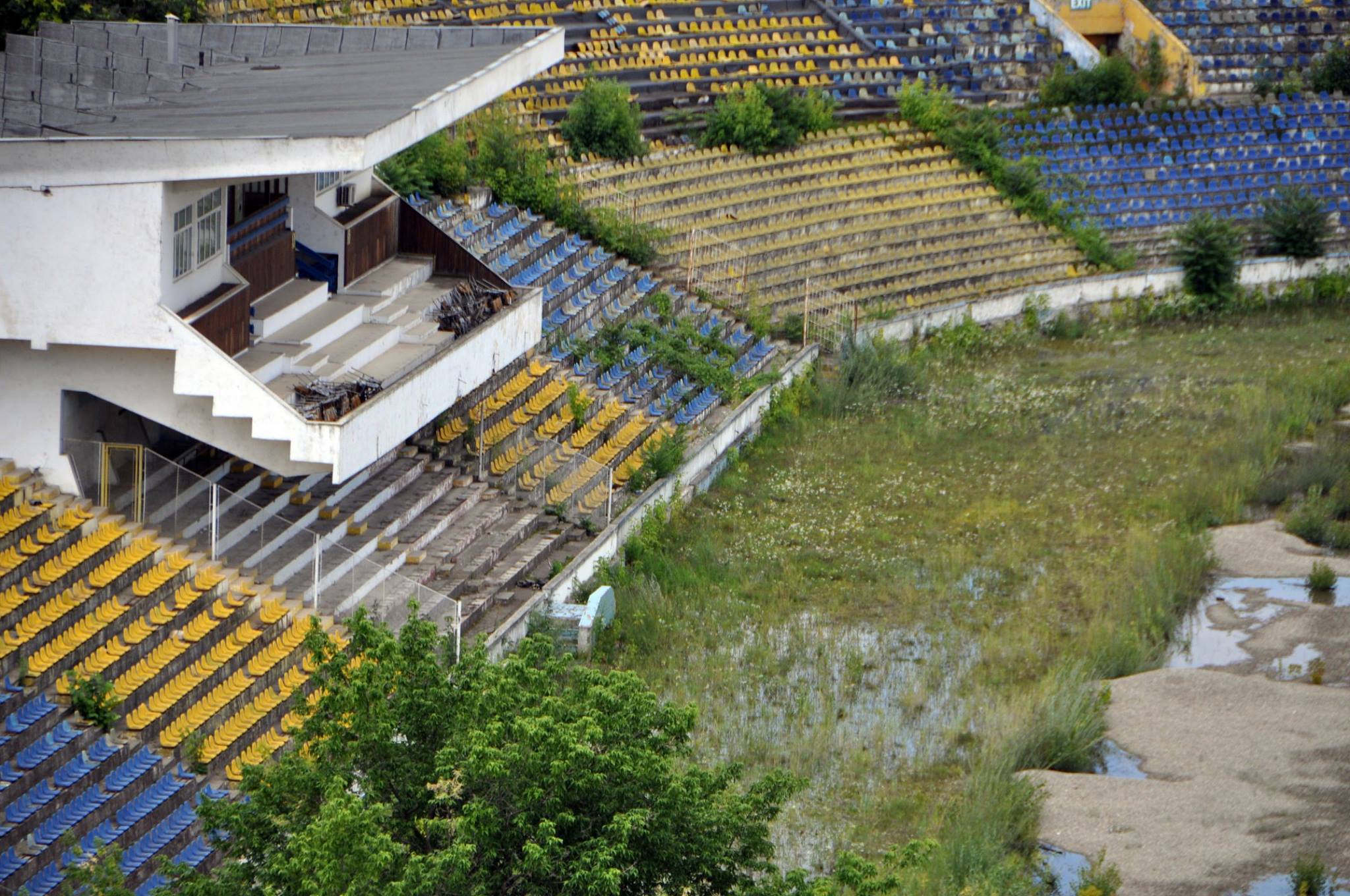 Stadionul din Bacău, orașul în care s-a născut șeful FRF, arată ca după bombardament / GALERIE FOTO