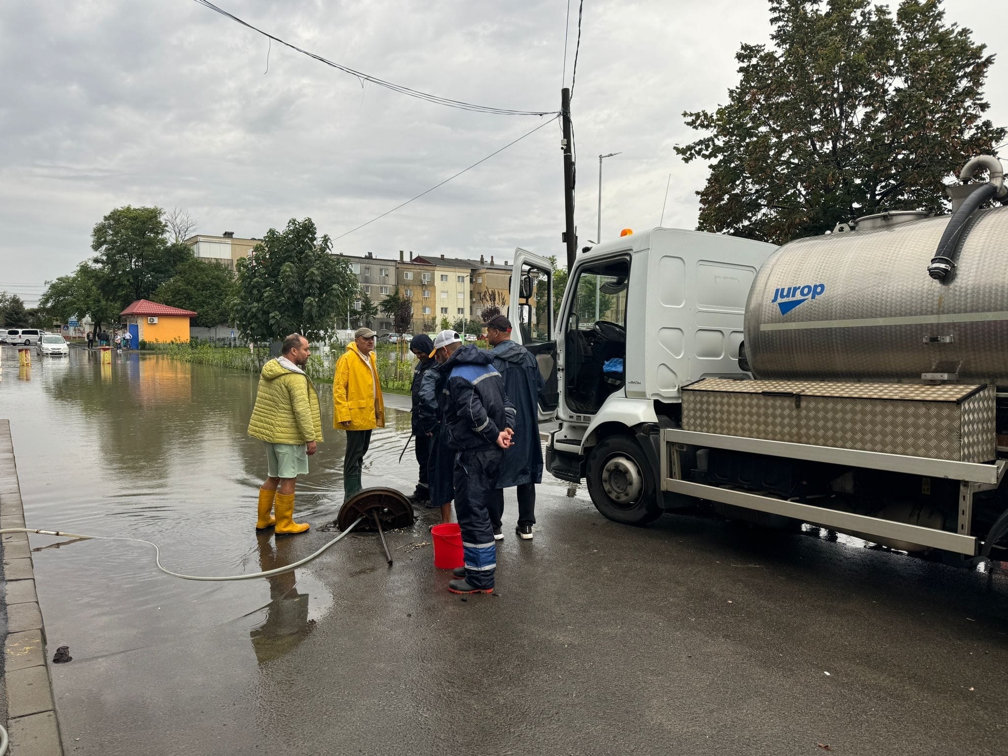 Urmările ploilor puternice de pe litoral. La Mangalia au căzut 200 l/mp. Maşini luate de apă, inundaţii în mai multe staţiuni: dezastru la Venus şi Vama Veche | FOTO