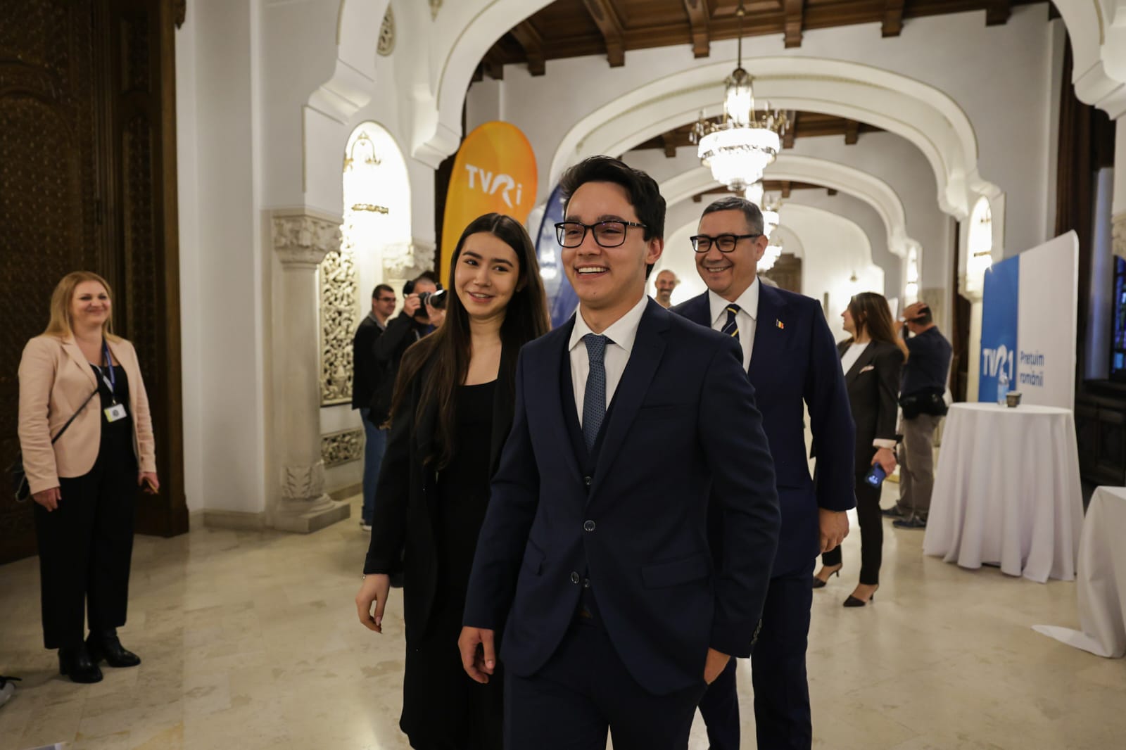 Oamenii din sală care nu s-au văzut la televizor la dezbaterea electorală de la TVR, invitați de marcă ai televiziunii naționale