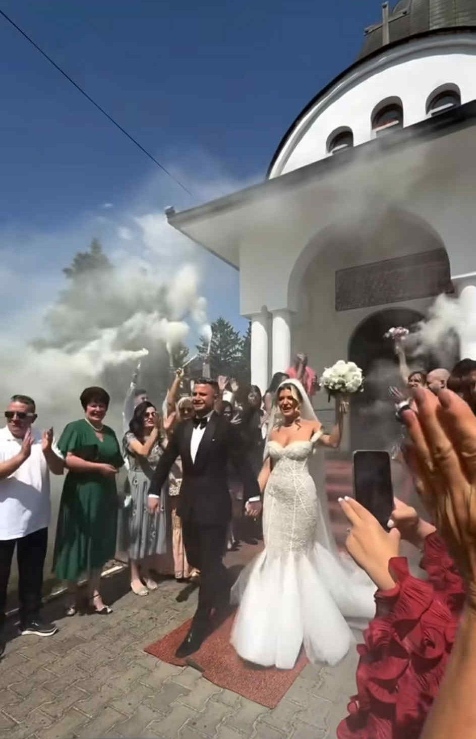 Imagini cu Lora și Ionuț Ghenu, nași de cununie pentru sora lui. Cântăreața nu s-a abținut și a cântat la nunta cumnatei sale