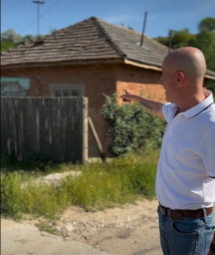 Ipostază rară cu Mugur Mihăescu în satul natal. Ce a descoperit la Sadova: „Vă arăt copilăria mea, unde a fost casa lui Leana”