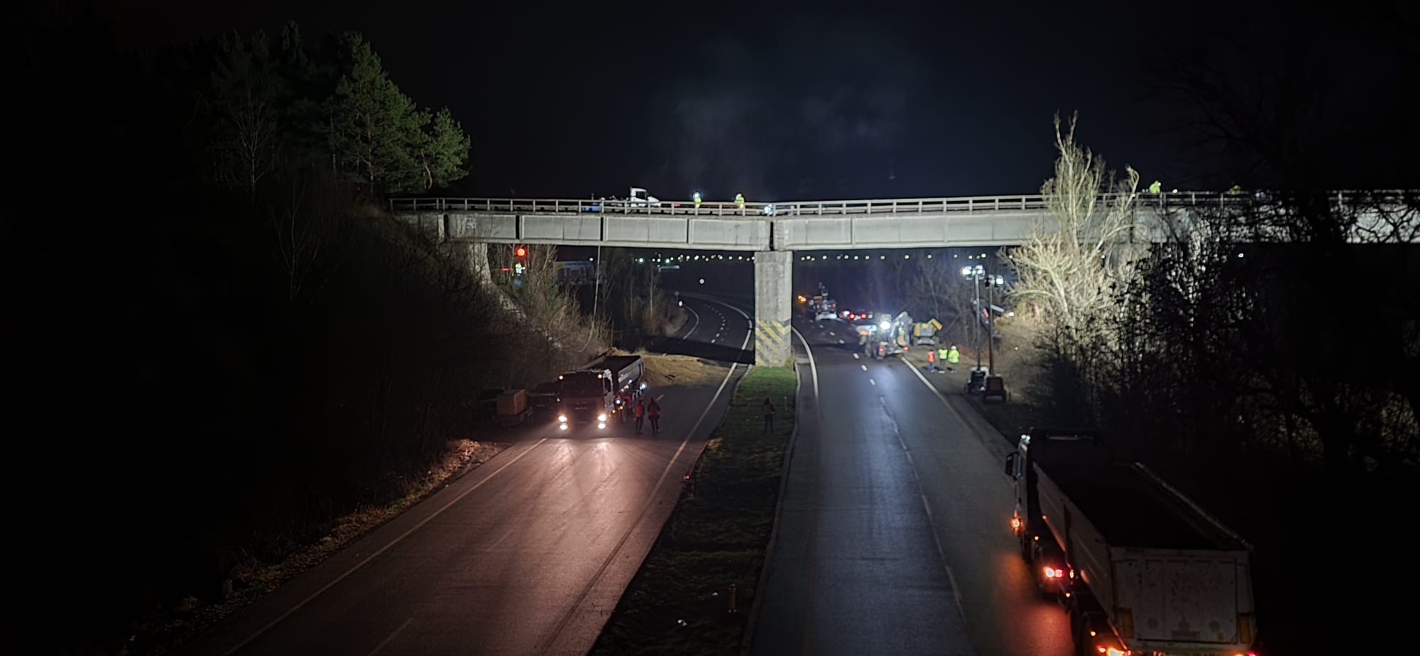 A început demolarea podului de cale ferată din Prahova. Circulația pe DN1, complet blocată cel puțin două zile | VIDEO
