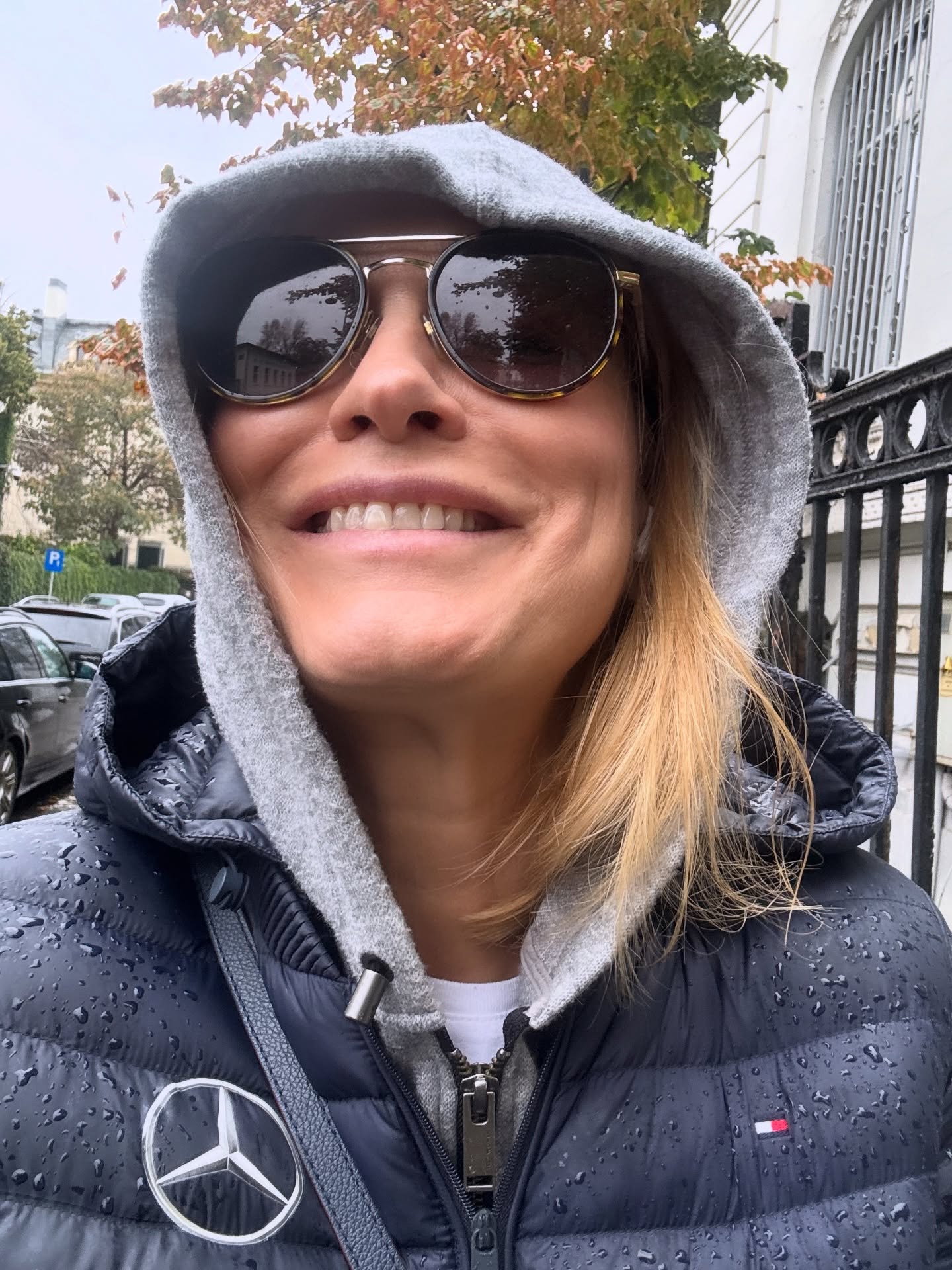 Andreea Esca se simte „rușinată” față de oamenii pe care i-ar fi „panicat de moarte” pentru o „ploicică de toamnă”: „Știți pe cine înjură ei acum?”
