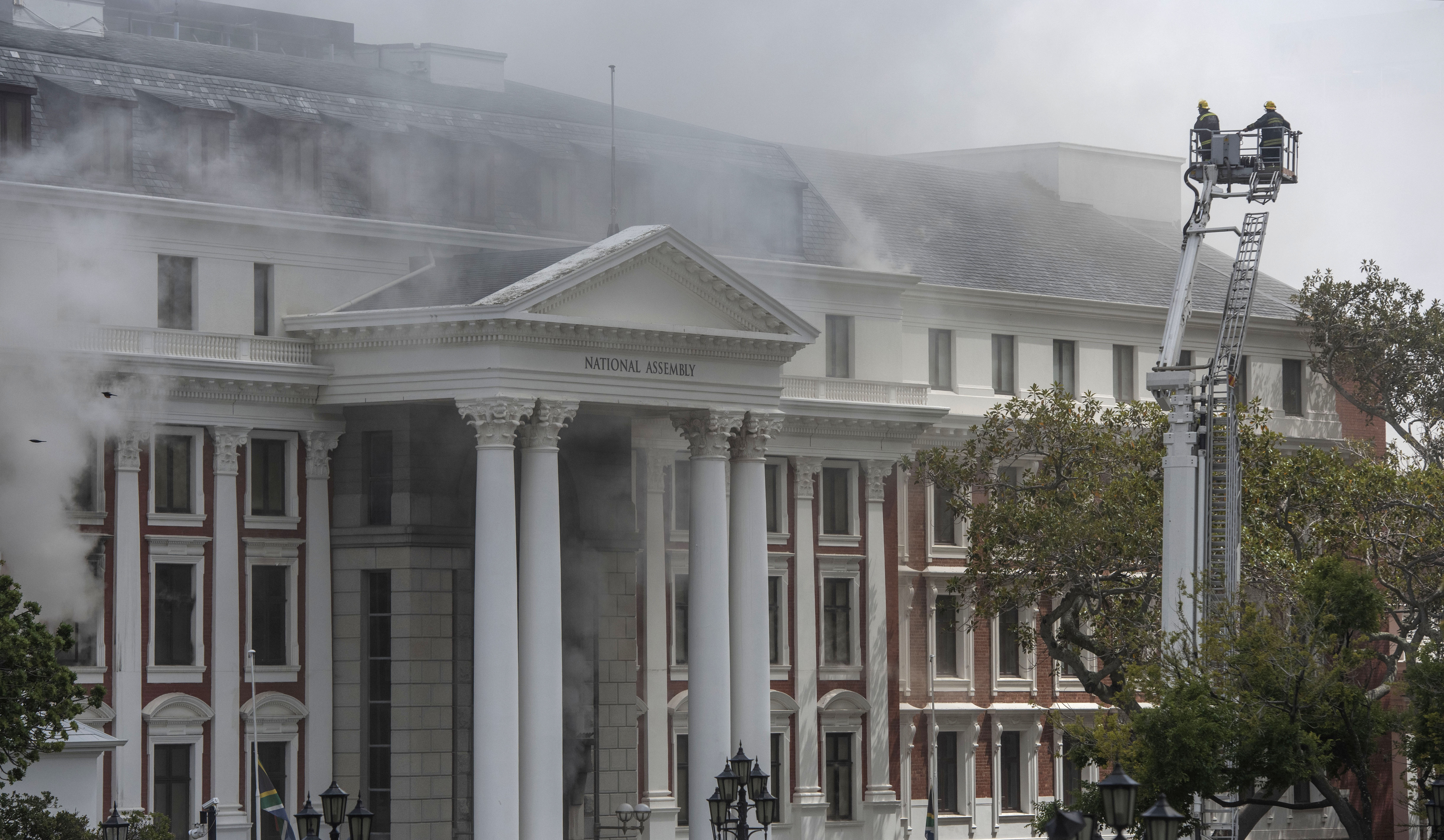 VIDEO | Clădirea Parlamentului din Cape Town, distrusă parțial de un incendiu
