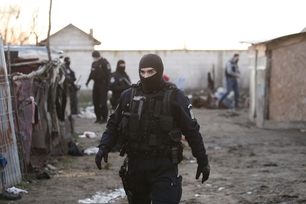 Percheziții la casele familiei agresorului de la Bolintin. Tânărul, adus la el acasă de poliție pentru o reconstituire