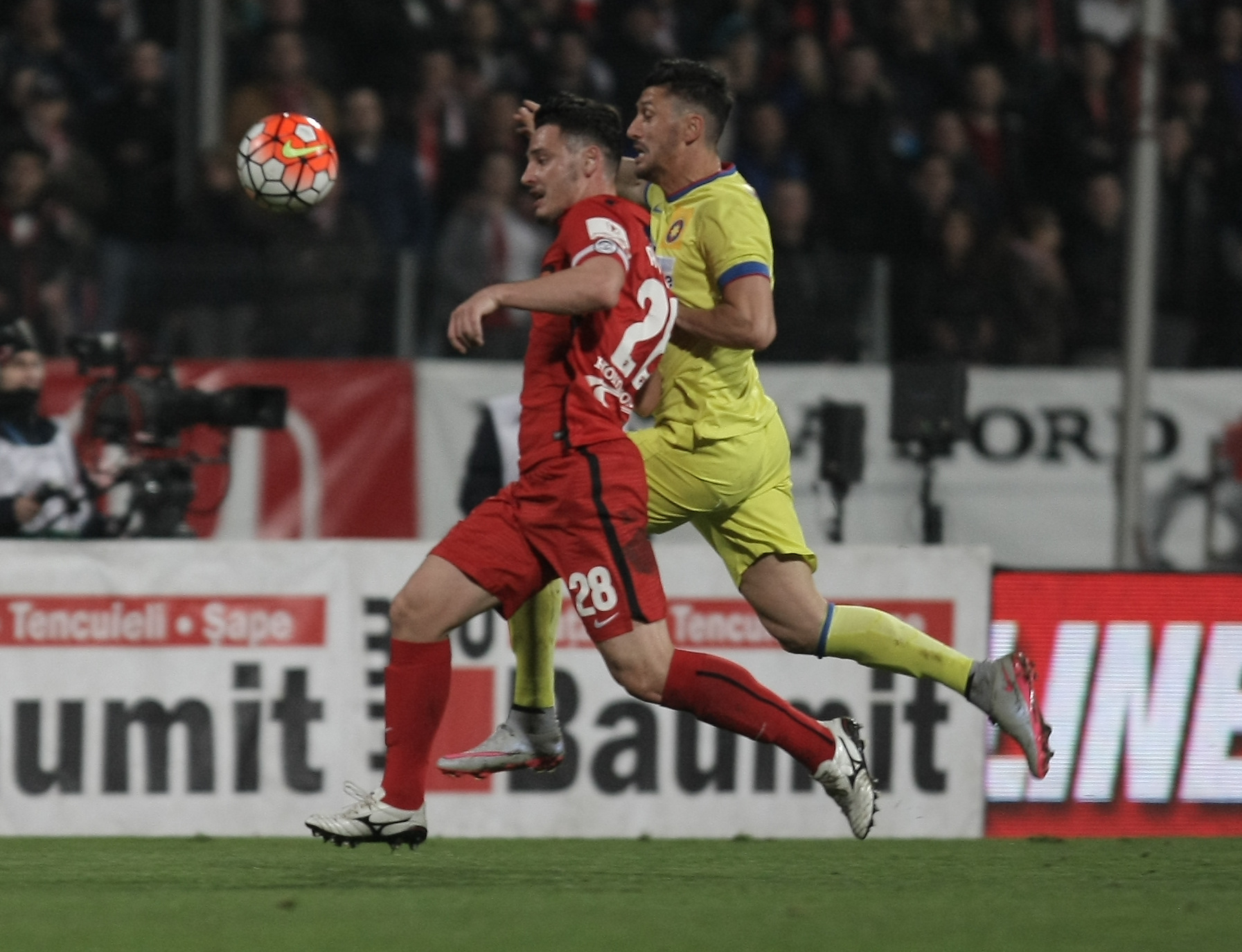 Liga 1, etapa 1, play-off: Dinamo - Steaua 1-1. Hamroun, dintr-un ofsaid puțin detectabil, a găsit plasa cu un șut la colțul lung. Ex-stelistul Bicfalvi a ridicat ”câinii” din Groapă și a egalat în final! Dramă Marica: s-a accidentat, iar Euro 2016 e tot mai departe! Dinamo, 11 meciuri fără eșec. Fiecare echipă a terminat jocul în 10 oameni / BLOG&FOTO