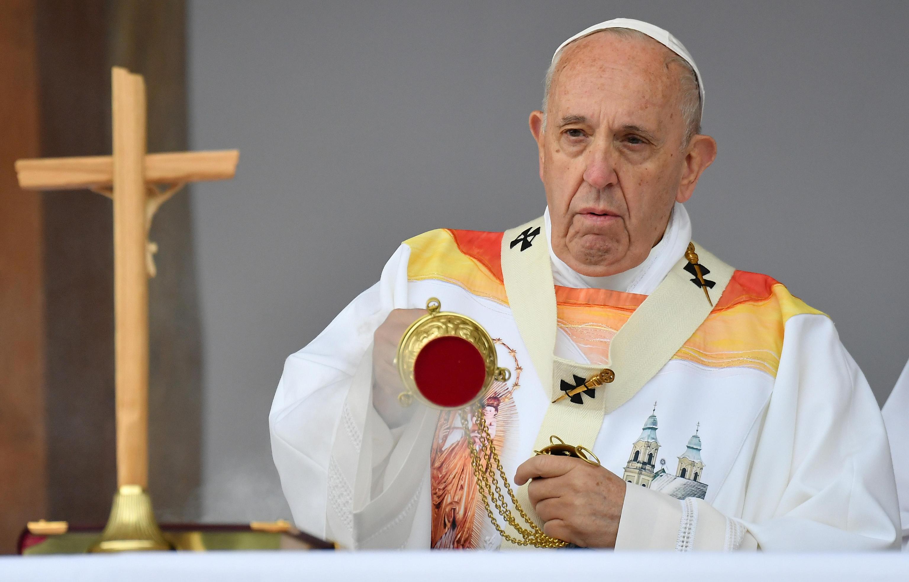 FOTO | Veșmintele pe care Papa Francisc le-a purtat la Şumuleu Ciuc au fost făcute de un designer român