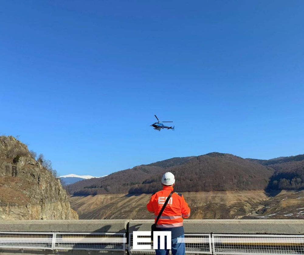 Când se reumple lacul Vidraru: a fost adus inclusiv un elicopter la baraj