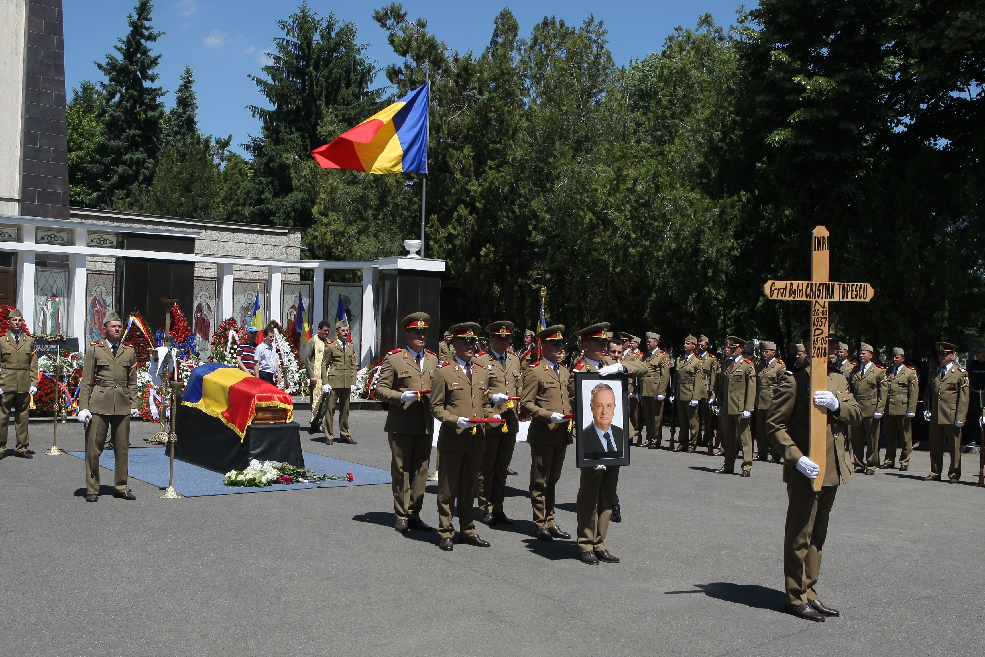 GALERIE FOTO&VIDEO/ Cristian Țopescu, înmormântat cu onoruri militare, la Cimitirul Ghencea Militar din București