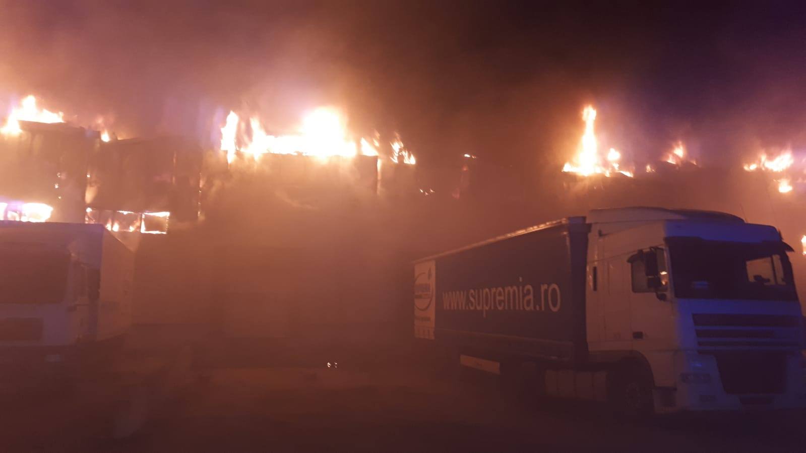 UPDATE: Incendiu violent la cea mai mare fabrică de condimente din România! Flăcările nu au fost stinse nici după 15 ore de la începutul intervenției (FOTO&VIDEO)