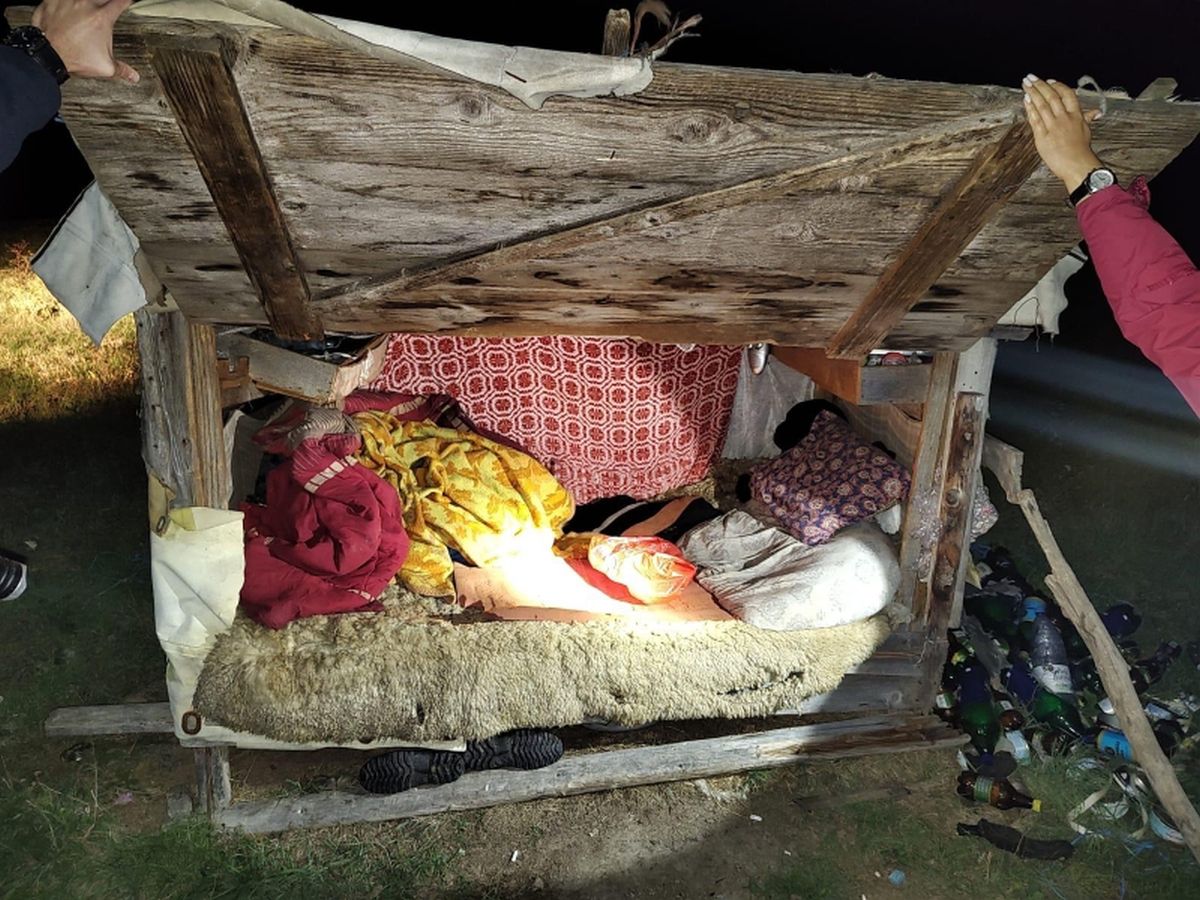 Oameni tratați ca sclavi la ferme din Covasna, după ce taximetriștii îi racolau din gări și îi „vindeau” ciobanilor