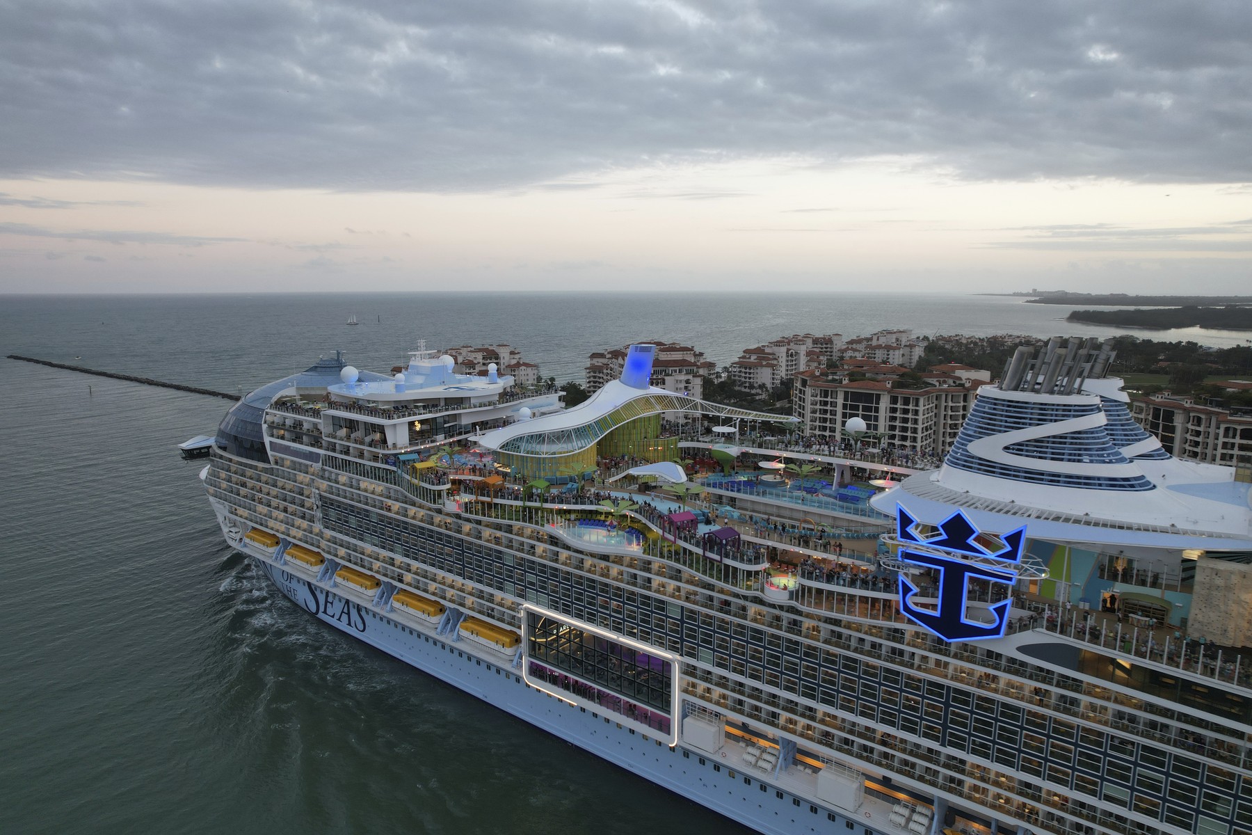 Icon of the Seas, cel mai mare vas de croazieră din lume, a început călătoria inaugurală din Miami. Botezul navei, făcut de Messi