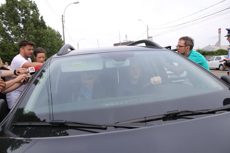 VIDEO / Liviu Dragnea a fost încarcerat la Penitenciarul Rahova. S-a aruncat cu hârtie igienică spre el când a ajuns acolo. Anunțul poliției