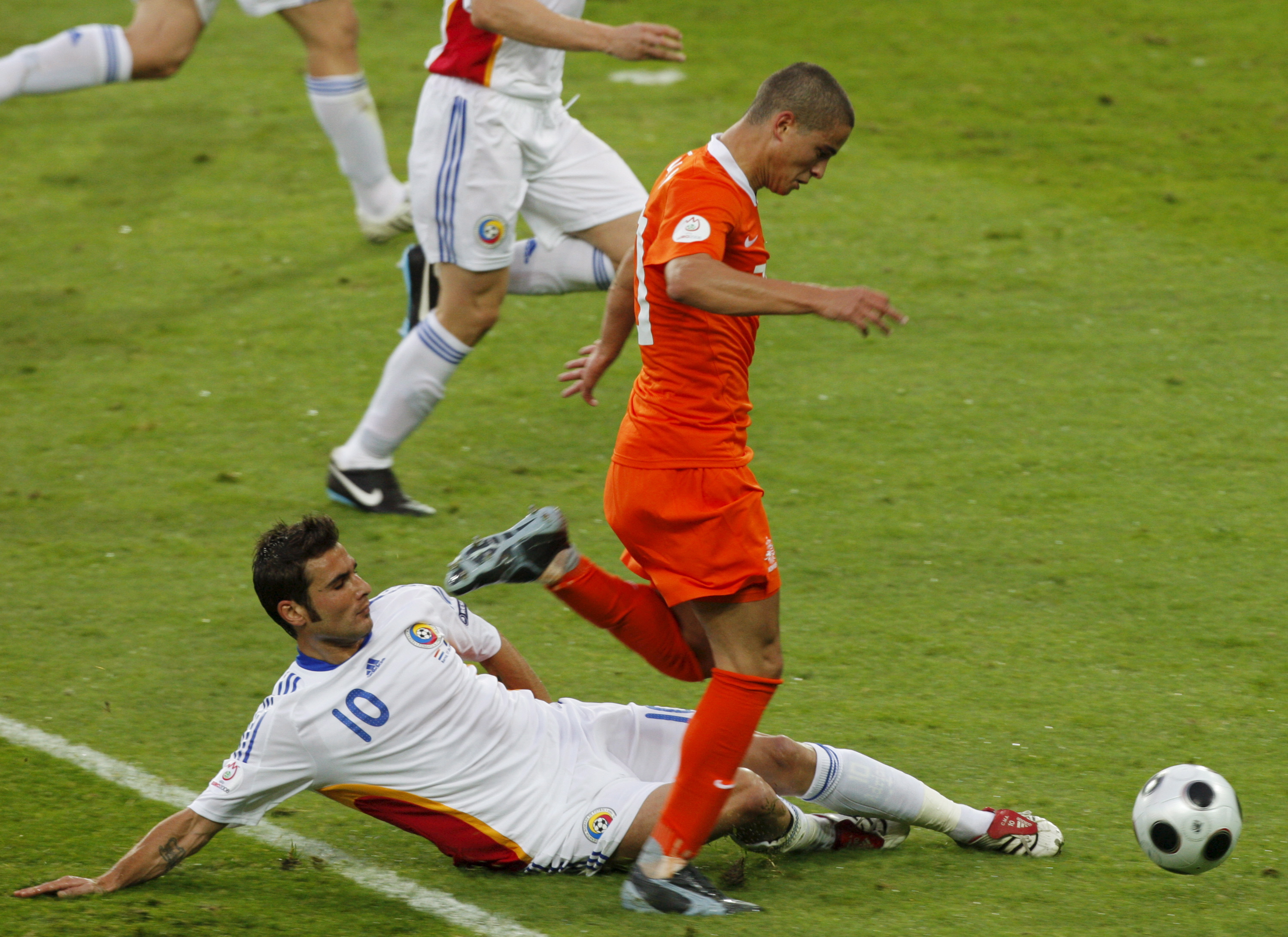 Ladislau Bölöni critică transferul lui Adrian Mutu la echipa lui de suflet, ASA Tîrgu Mureș. ”Nu cred că poate fi de folos, dar să dea Dumnezeu să mă înșel”. Dacă prinde Euro 2016, atacantul de 37 de ani ar putea deveni cel mai bătrân tricolor prezent la un turneu final / EXCLUSIV