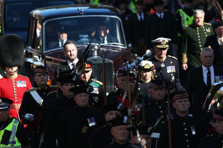 Sicriul reginei Elisabeta a II-a, depus la catedrala din Edinburgh, după o procesiune condusă de regele Charles al III-lea | VIDEO