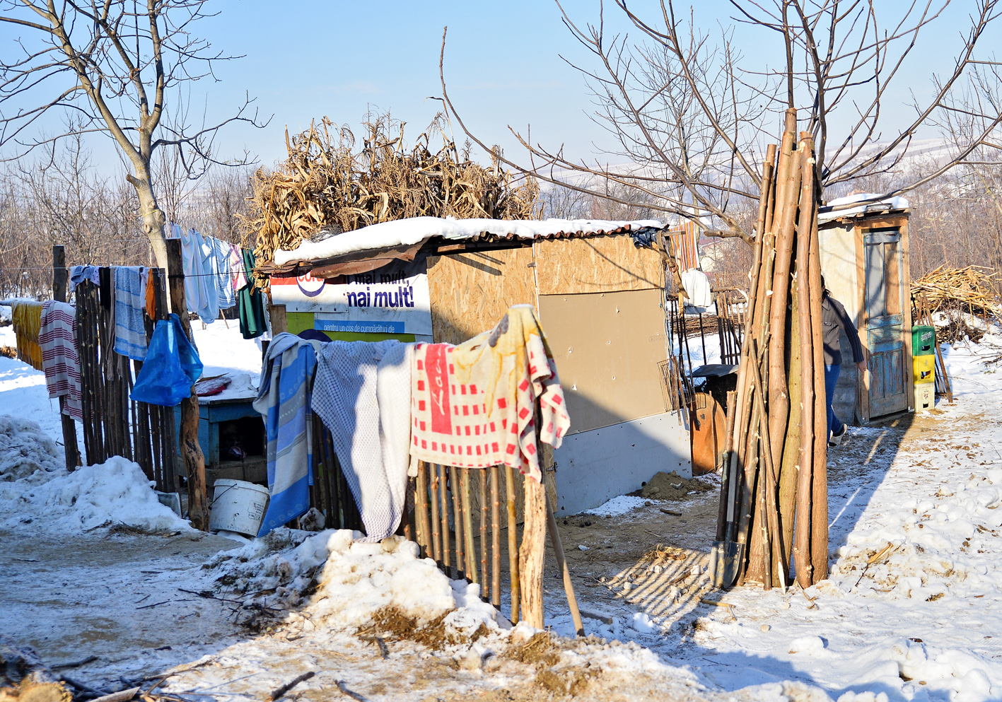 8 oameni și două pisici care locuiesc în 50 mp și-au petrecut sărbătorile în întuneric. Familia pentru care firele de curent electric sunt la doi pași, dar totuși prea departe