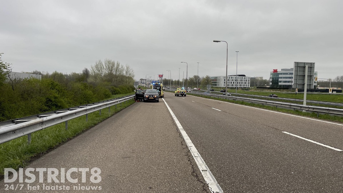 Polițiste cu lacrimi în ochi pe banda de urgență, unde au ajutat o femeie să nască o fetiță, pe o autostradă din Olanda | VIDEO