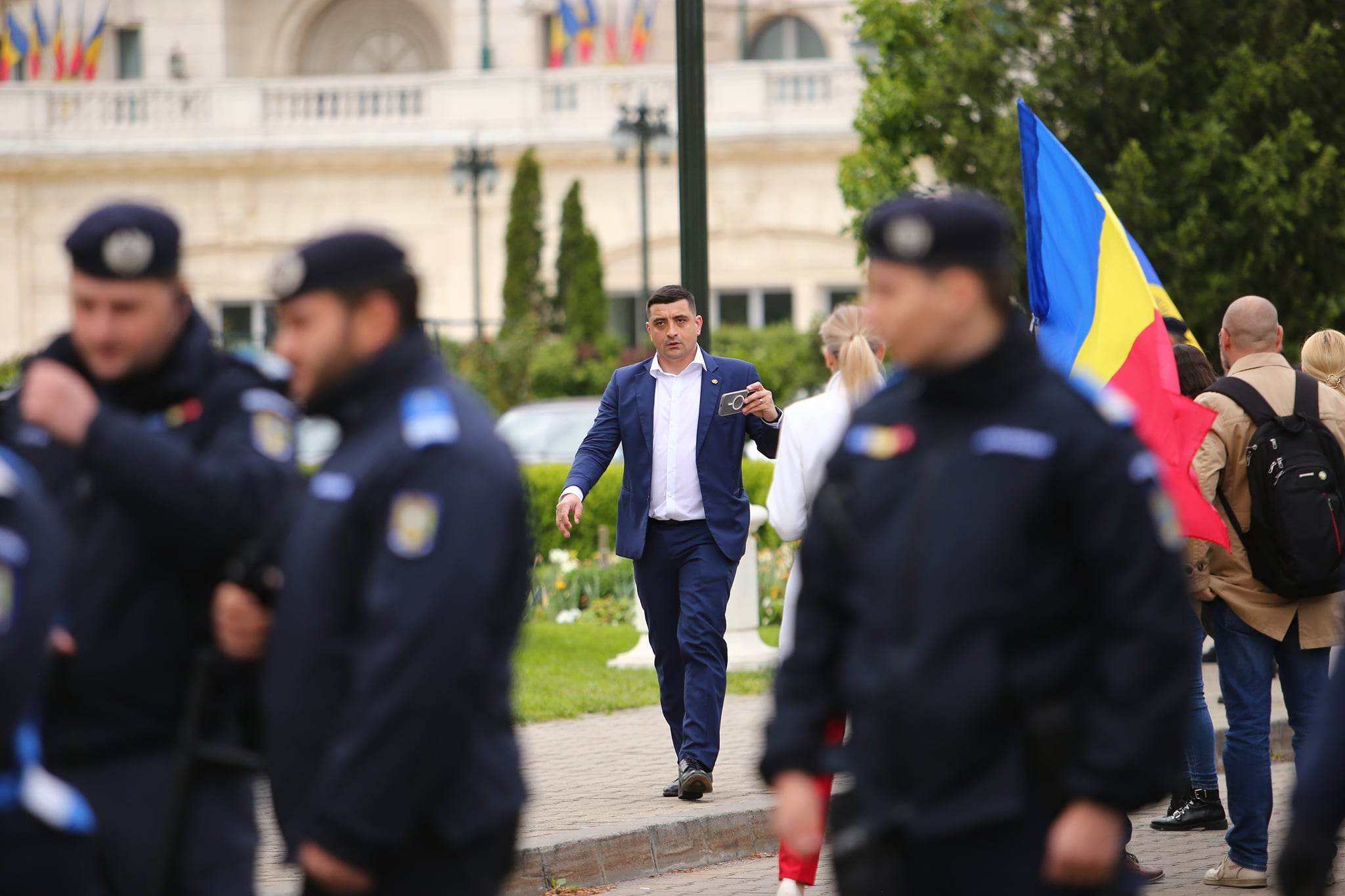 Îmbrânceli între manifestanți și jandarmi la protestul AUR față de „legile antinaționale”, la poarta Parlamentului