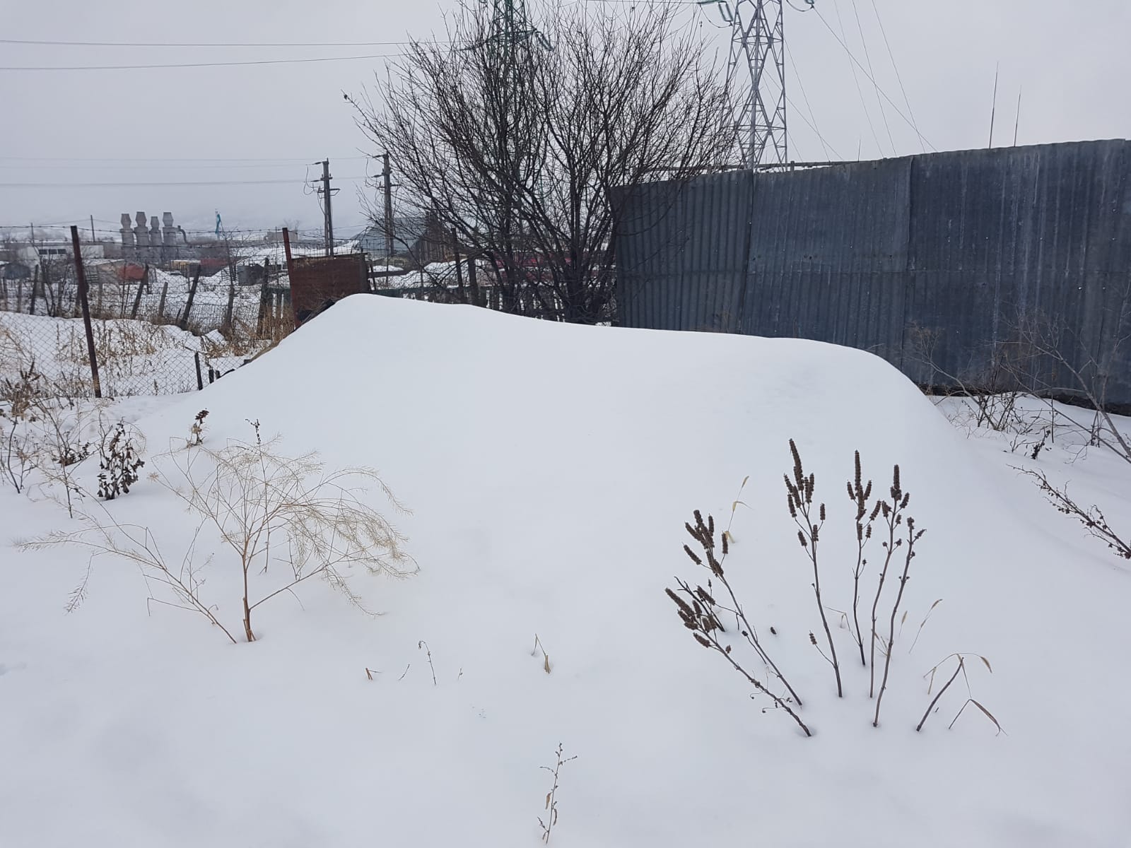 VIDEO&FOTO / Coliba unchiului Gabără. Un bărbat din Huși trăiește de 11 ani într-un bordei: "Doar preotul mă scoate de aici"
