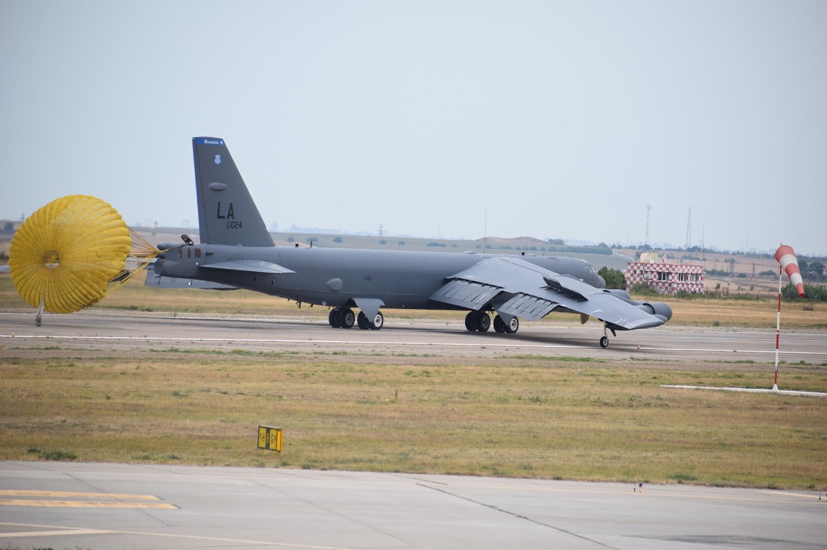 Două bombardiere strategice B-52 Stratofortress, în premieră în România: ce capabilități au și în ce războaie au fost folosite avioanele istorice