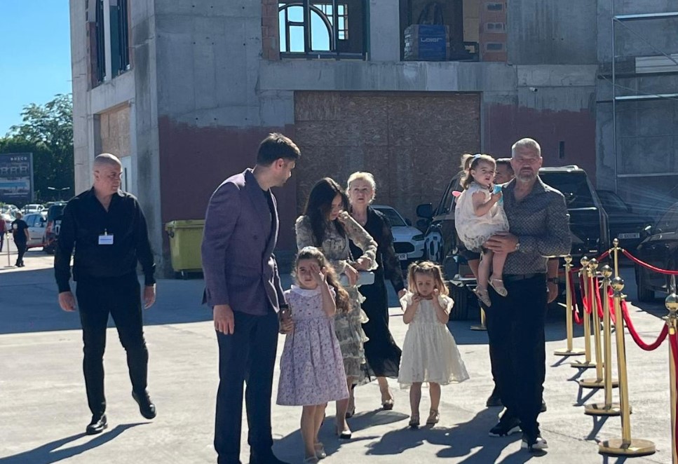 Cum a apărut Luminița, soția lui Gigi Becali, la sfințirea bisericii de aproape 10 milioane de euro. Imagini rare și cu fata cea mare a patronului FCSB