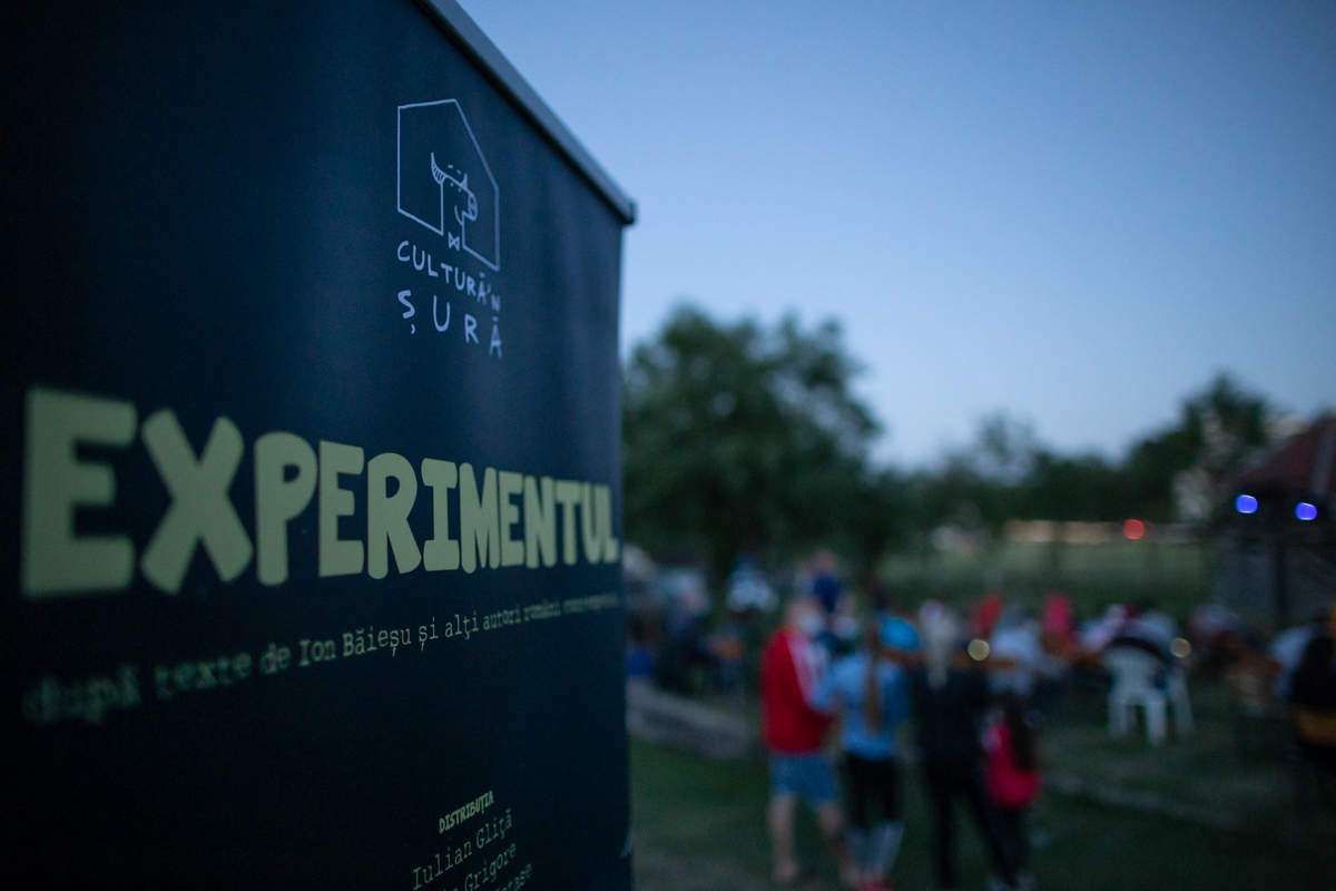 “Cultură’n șură”. O trupă de tineri artiști transformă curțile sătenilor în scene de teatru, de opt ani: “Dacă locuiești într-un sat, nu înseamnă că trebuie să fii izolat cultural”