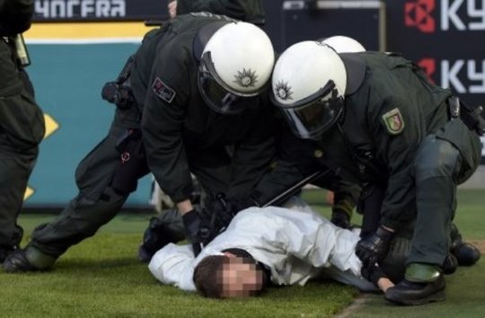 HAOS în Germania. Fanii au pătruns pe teren la derby-ul Rinului / GALERIE FOTO&VIDEO