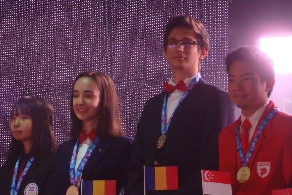 Trei elevi români, medaliați la Olimpiada Asiatică de Fizică