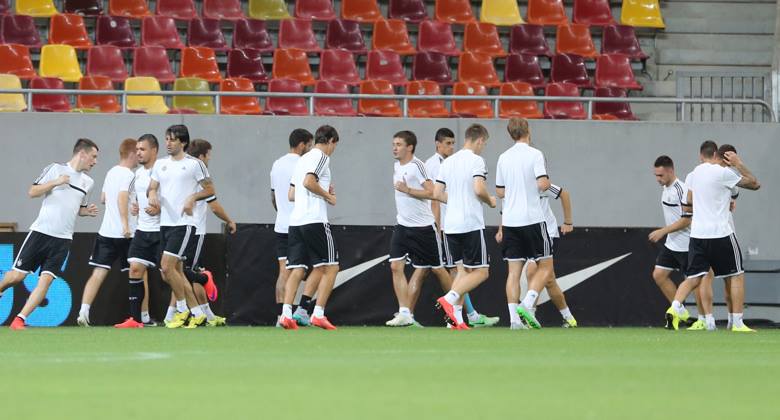 Sârbii de la Partizan s-au delectat înaintea meciului cu Steaua răsfoind reviste cu femei sexy. Ce frumuseți au în delegație! / VIDEO